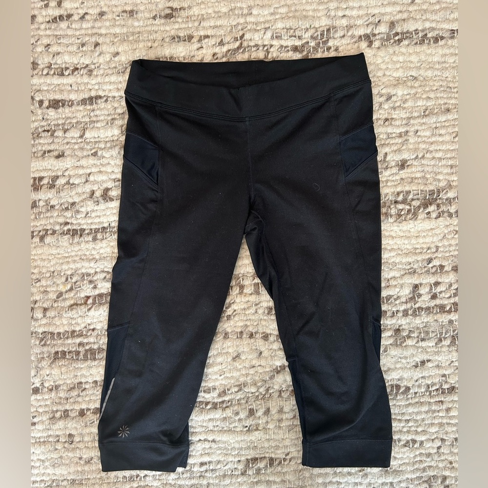 Athleta cropped black leggings. Size small